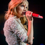 taylor swift singing image