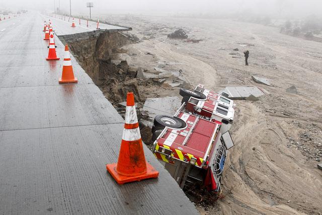 A+San+Bernardino+County+fire+truck+plunged+over+the+side+of+the+southbound+15+freeway%2C+just+south+of+Highway+138%2C+when+a+lane+and+shoulder+caved+in+due+to+heavy+rains+in+the+Cajon+Pass%2C+on+Saturday%2C+Feb.+18%2C+2017.+%28Irfan+Khan%2FLos+Angeles+Times%2FTNS%29