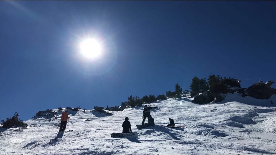Snowboarders descend Mammoth Mountain. (Photo
courtesy of Mafi Corral)