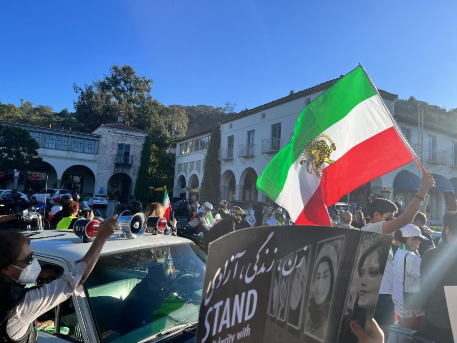 Community members protest at Malaga Cove on Nov. 6. (Photo by Sierra Namvari)