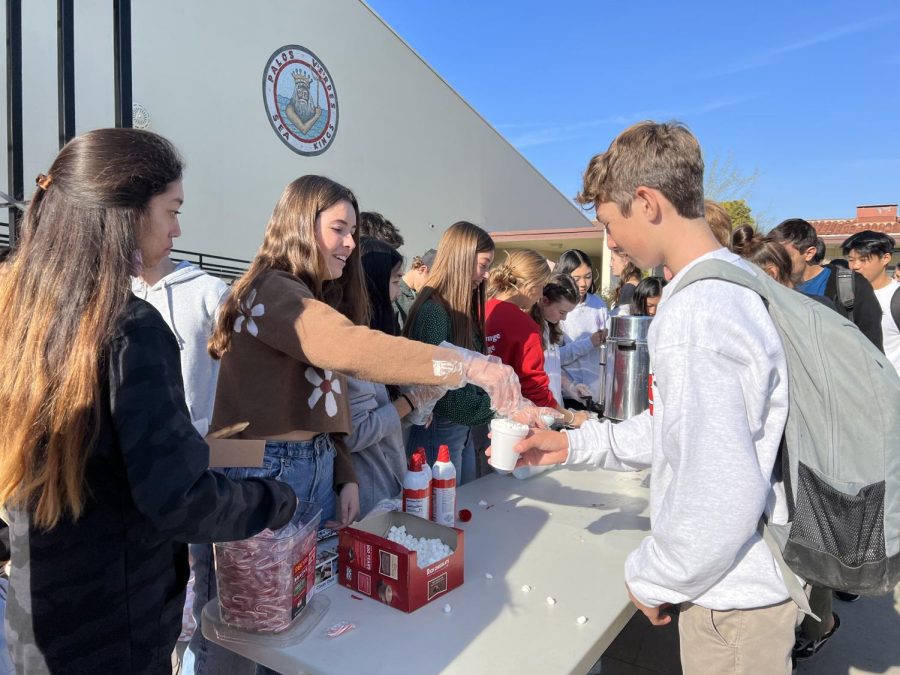 BTC hands out marshallows and makes hot chocolate for PVHS students.
(Photo by Chloe Choi)
